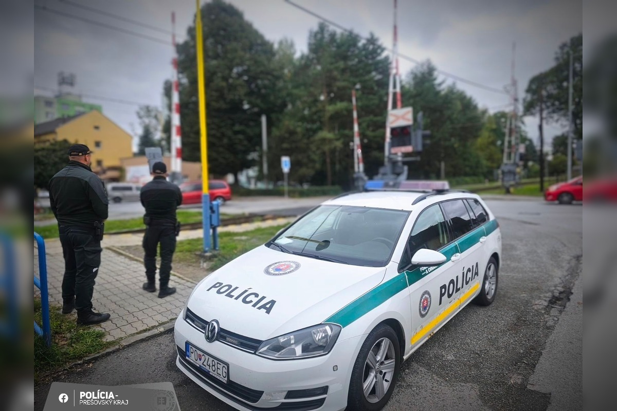 FOTO: Policajti preverili priecestia aj cestujúcich. Akcia odhalila desiatky priestupkov, foto 3