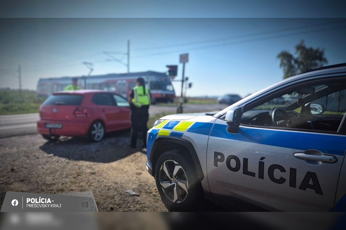 FOTO: Policajti preverili priecestia aj cestujúcich. Akcia odhalila desiatky priestupkov, foto 4