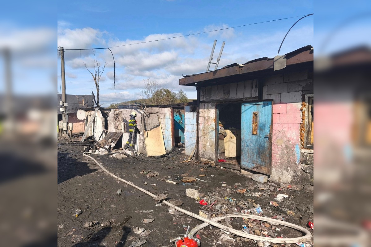 FOTO: Deväť hasičov zasahovalo viac ako hodinu, príčina sa zisťuje, foto 2