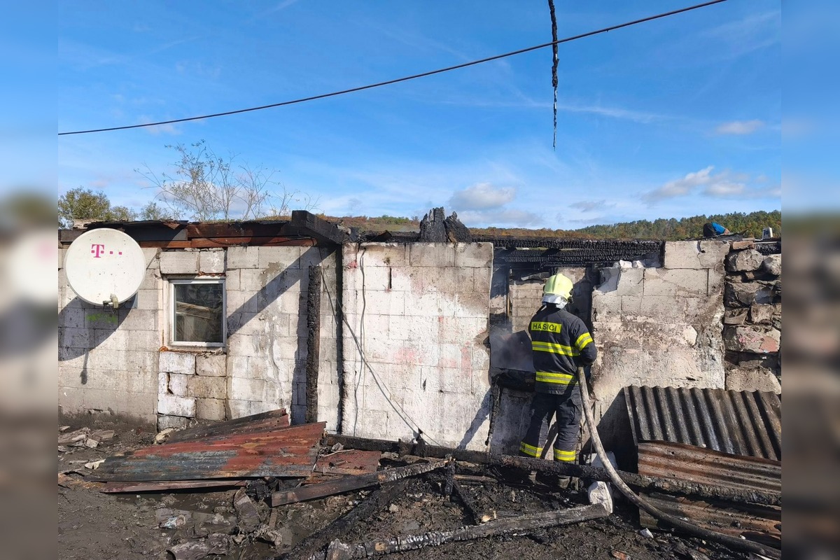 FOTO: Deväť hasičov zasahovalo viac ako hodinu, príčina sa zisťuje, foto 3