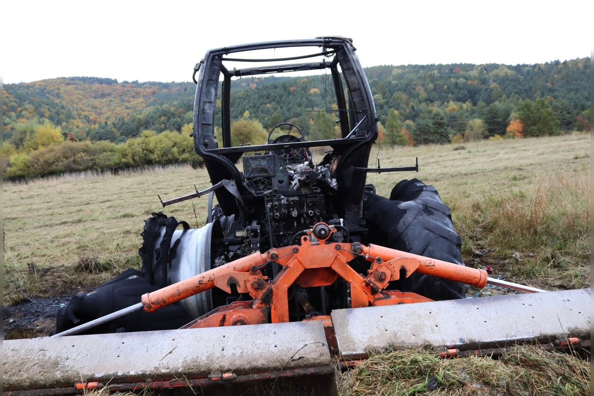 FOTO: V Oľšove horel traktor, škoda 15-tisíce eur. Hasiči zabránili tragédii, foto 1