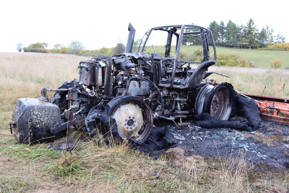 FOTO: V Oľšove horel traktor, škoda 15-tisíce eur. Hasiči zabránili tragédii, foto 3