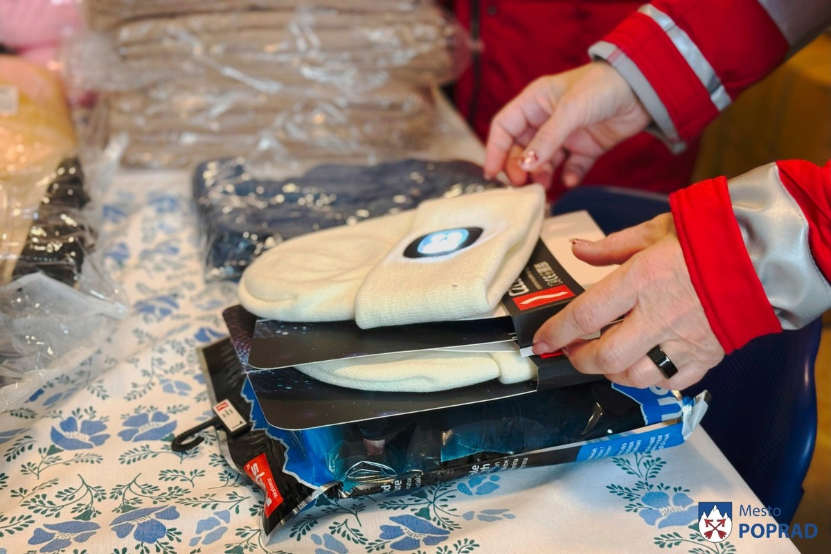 FOTO: Červený kríž v Poprade rozdával pomoc ľuďom bez domova, foto 2