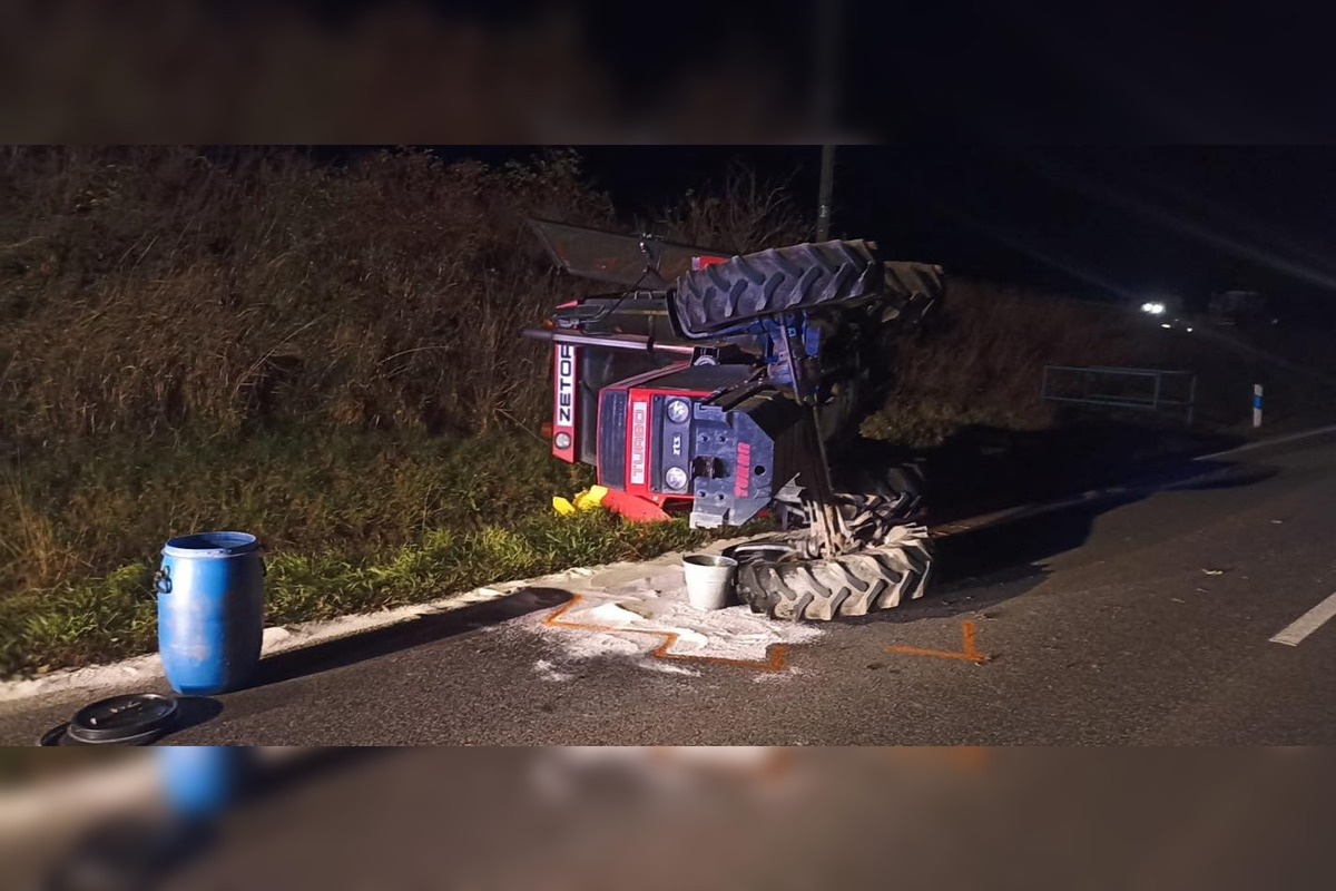 FOTO: Zrážka auta a traktora pri Vlkovej, hlásili sedem zranených, foto 3