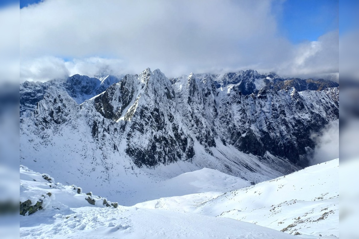 FOTO: Horskí záchranári varujú turistov pred snehom a ľadom vo Vysokých Tatrách, foto 1