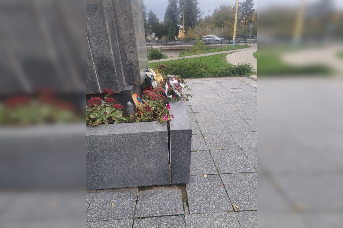 FOTO: Oprava pomníka Alexandra Duchnoviča v Prešove dlho nevydržala, foto 3