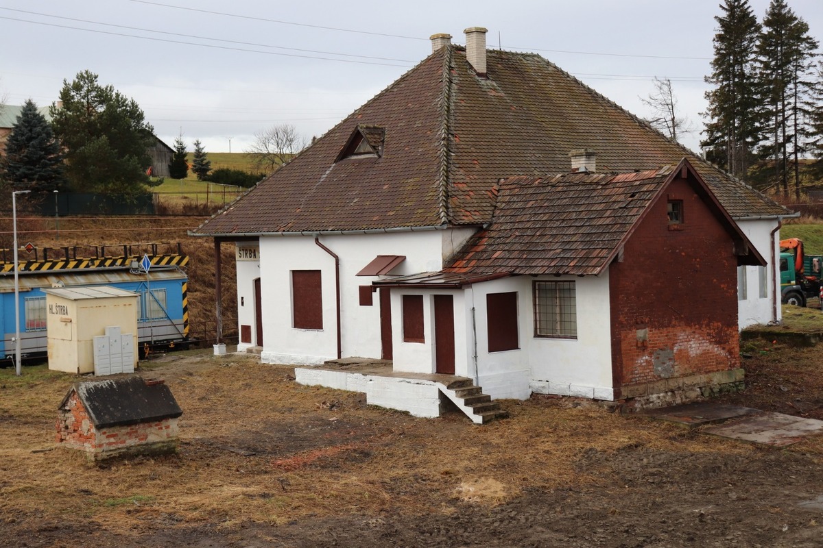 FOTO: Starej železničnej zastávke v Štrbe vdýchnu druhý dych, foto 1