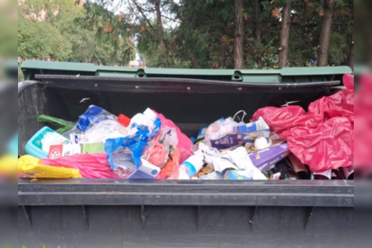 FOTO: Pracovníci v Prešove bojujú, zberné nádoby na sklo sú plné rôzneho odpadu, foto 1