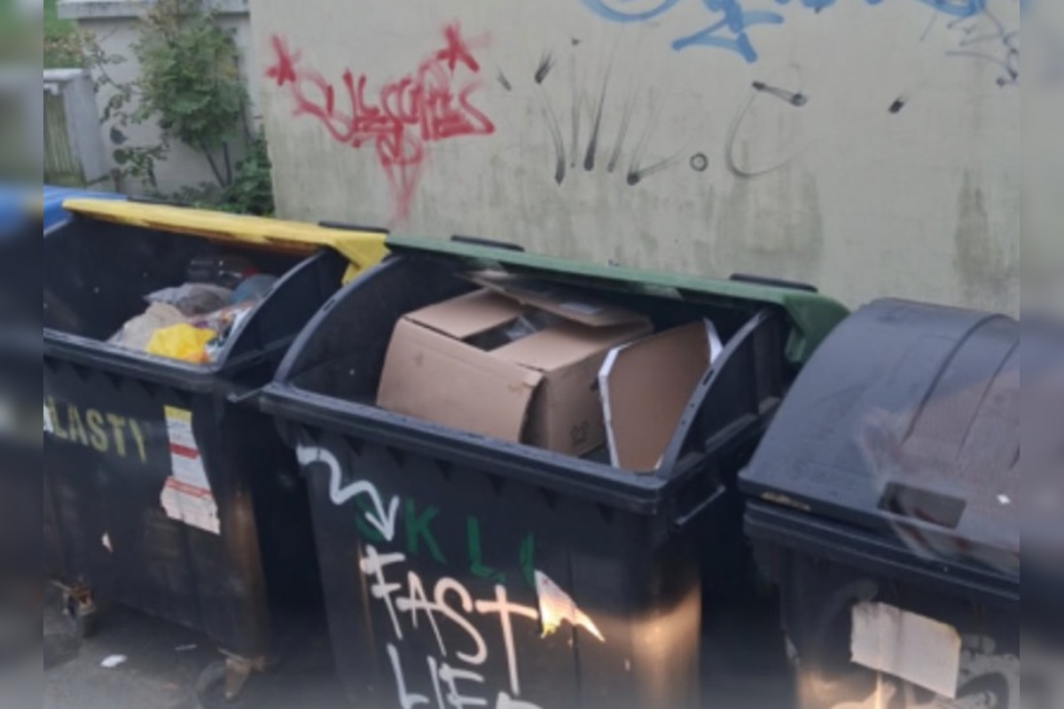 FOTO: Pracovníci v Prešove bojujú, zberné nádoby na sklo sú plné rôzneho odpadu, foto 2