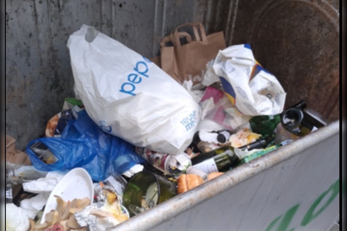 FOTO: Pracovníci v Prešove bojujú, zberné nádoby na sklo sú plné rôzneho odpadu, foto 3