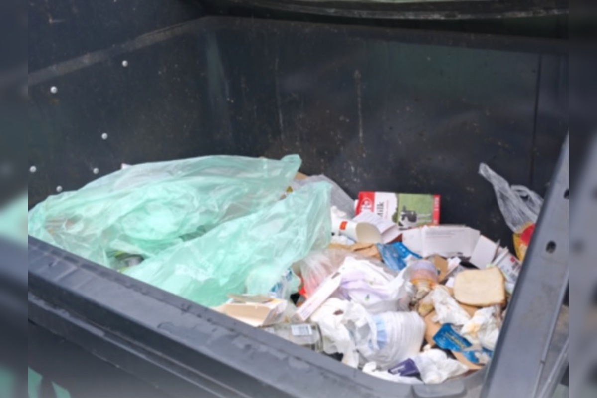 FOTO: Pracovníci v Prešove bojujú, zberné nádoby na sklo sú plné rôzneho odpadu, foto 4