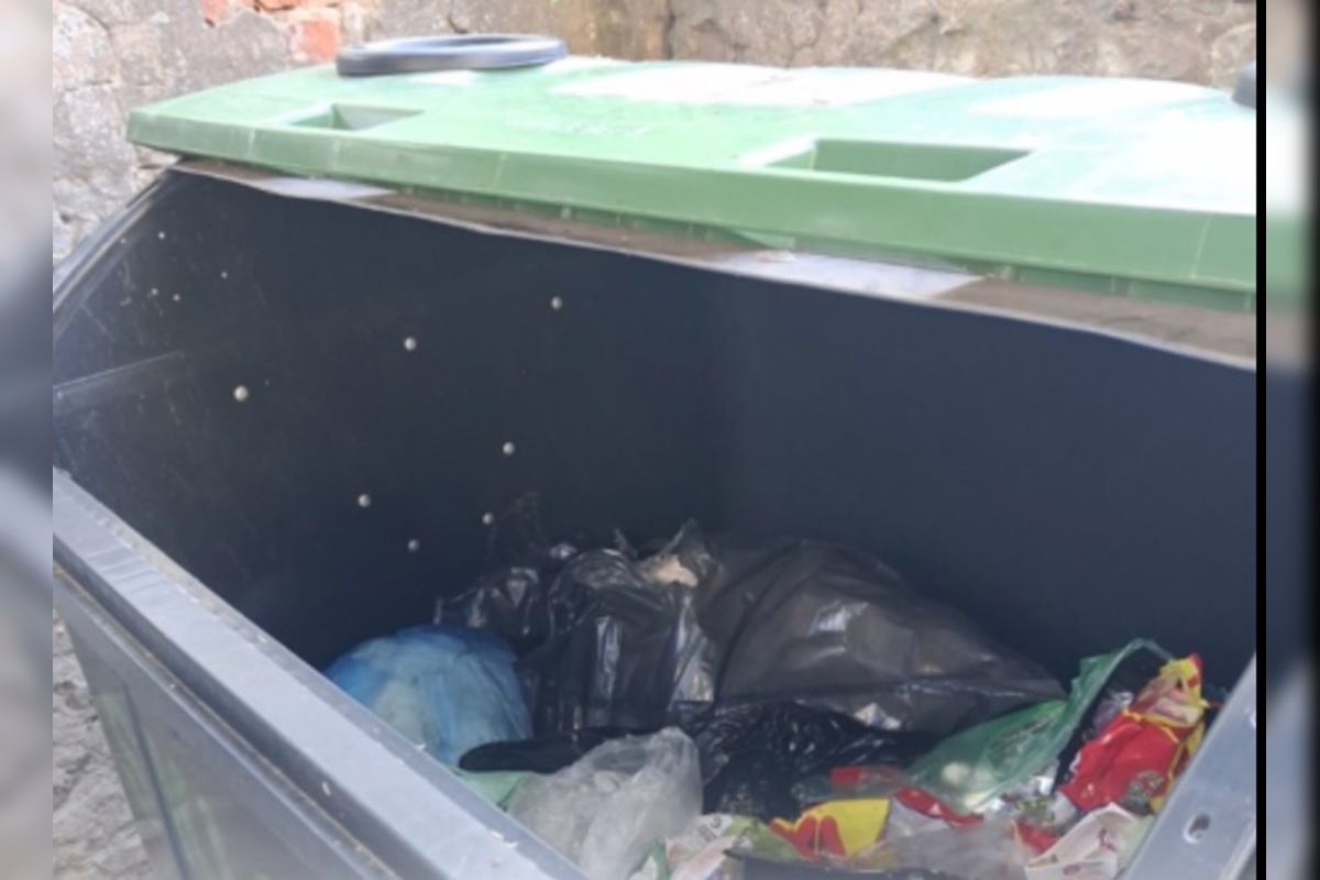 FOTO: Pracovníci v Prešove bojujú, zberné nádoby na sklo sú plné rôzneho odpadu, foto 6