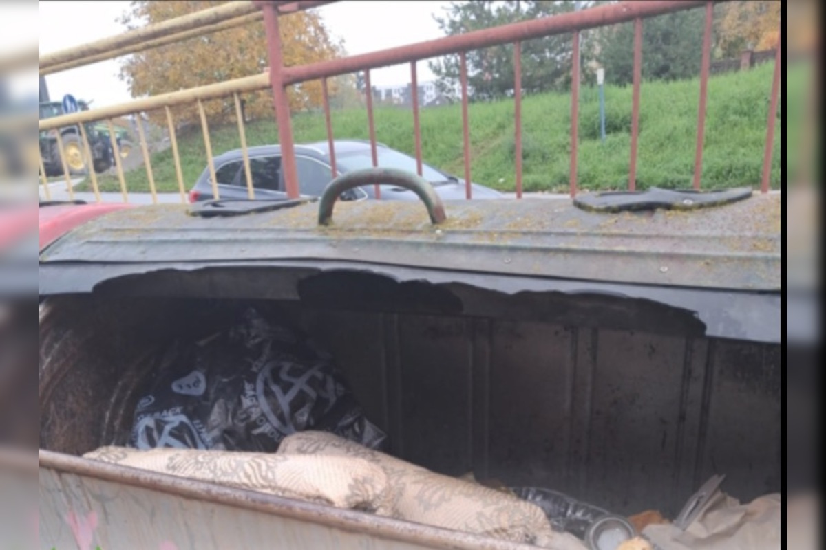 FOTO: Pracovníci v Prešove bojujú, zberné nádoby na sklo sú plné rôzneho odpadu, foto 7