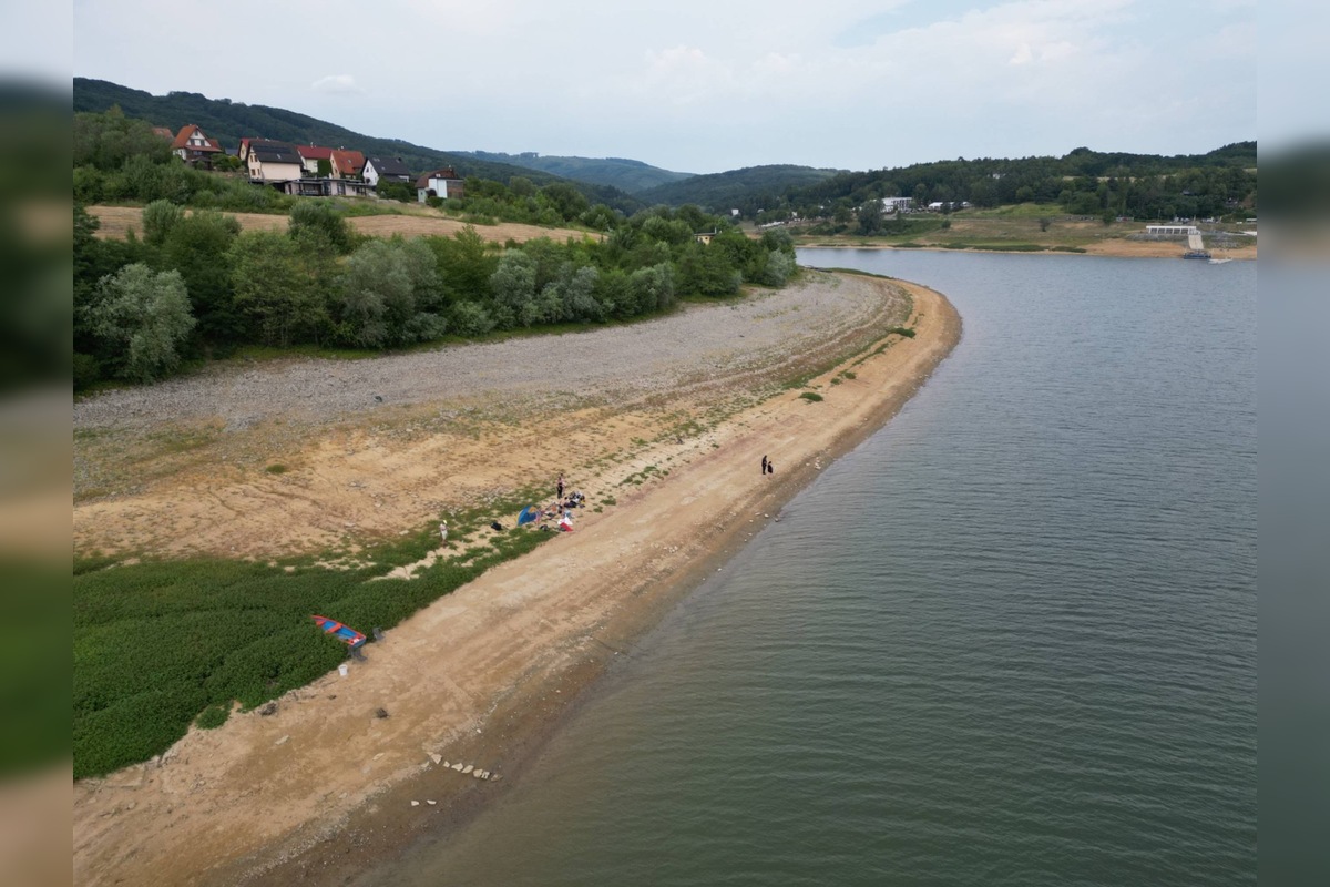 FOTO: Nízka hladina vody na Domaši odhalila urnové pohrebisko., foto 3