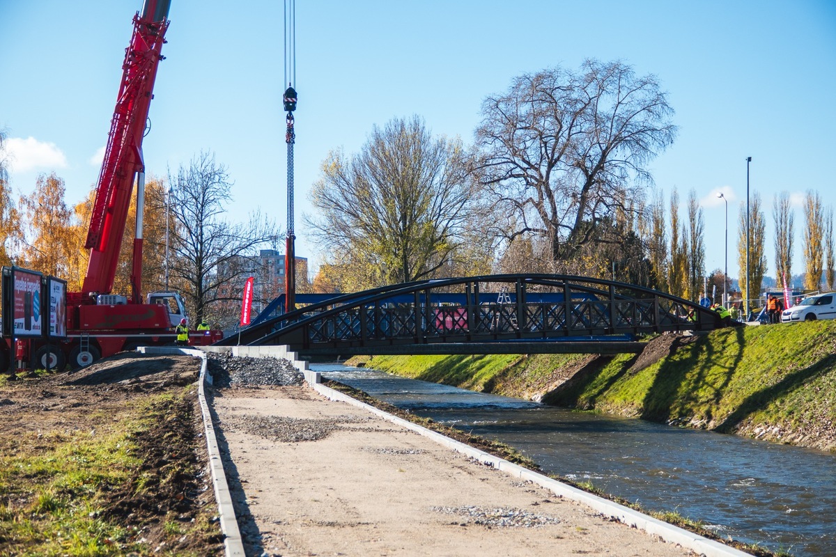 FOTO: Výstavba cyklotrasy v Poprade sa blíži do finále. Osadené boli aj dve lávky, foto 2