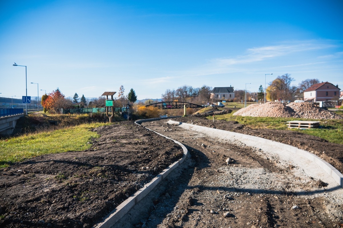 FOTO: Výstavba cyklotrasy v Poprade sa blíži do finále. Osadené boli aj dve lávky, foto 3