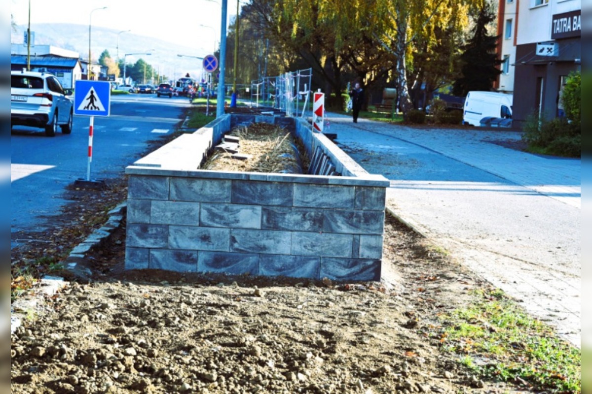 FOTO: Humenné maká na megaprojekte. Potrubia menia na záhony, foto 1