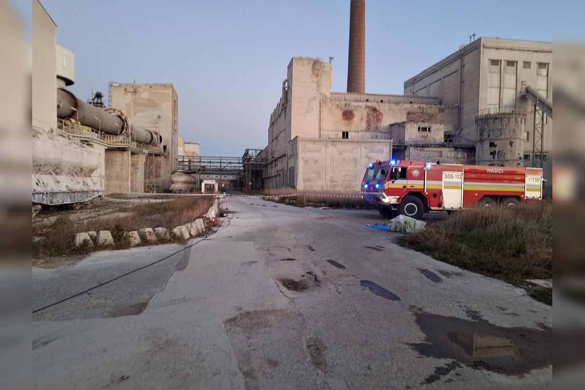 FOTO: V opustenom objekte vranovskej Bukózy došlo k úniku nebezpečnej látky, foto 1