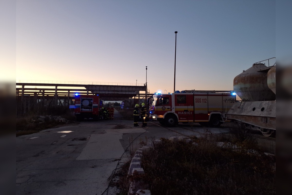 FOTO: V opustenom objekte vranovskej Bukózy došlo k úniku nebezpečnej látky, foto 2