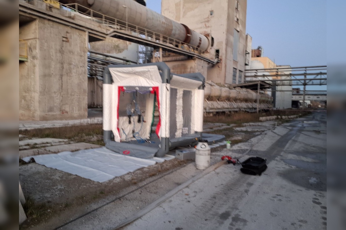 FOTO: V opustenom objekte vranovskej Bukózy došlo k úniku nebezpečnej látky, foto 3