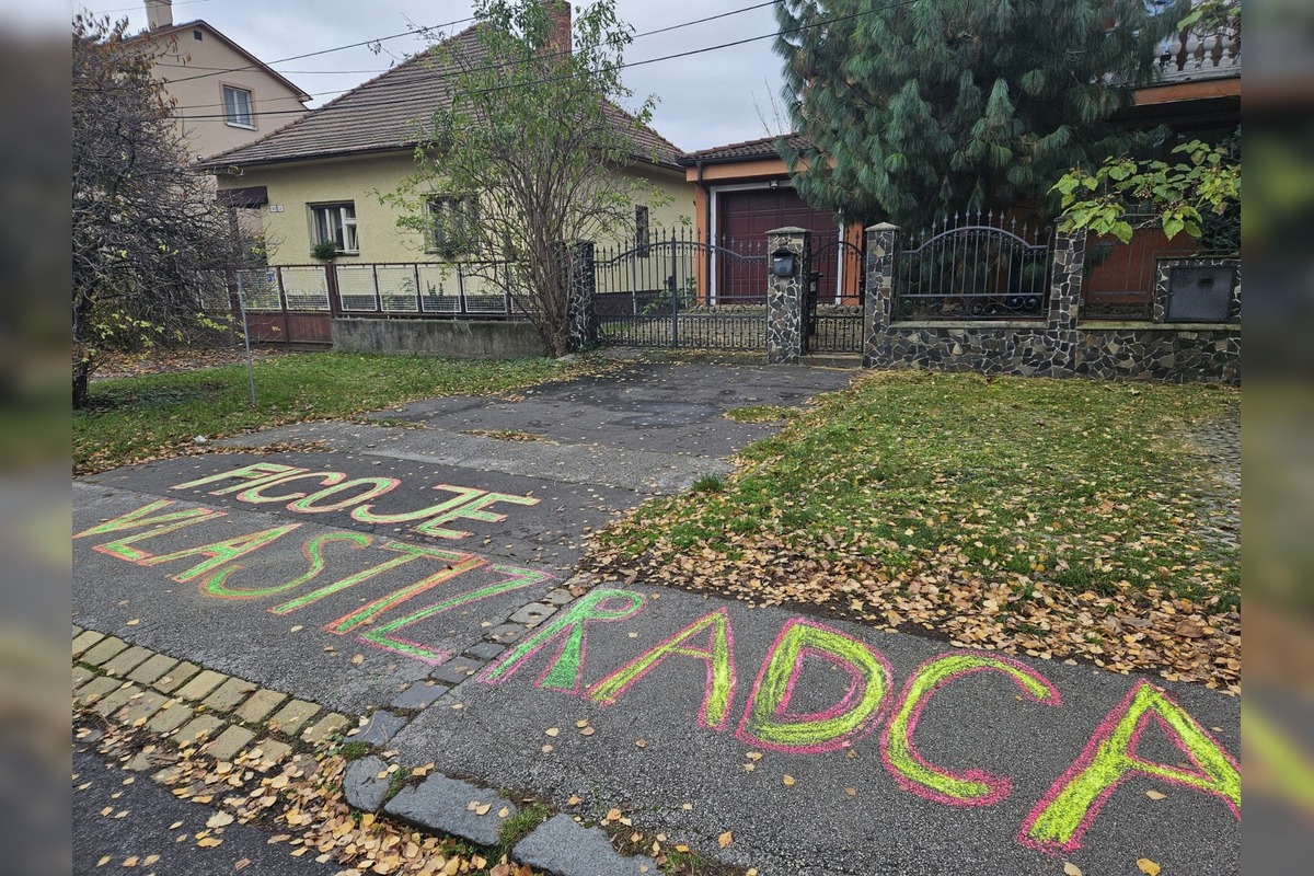 FOTO: Kriedový nápis na chodníku v Ružinove vyvolal susedský spor, foto 2