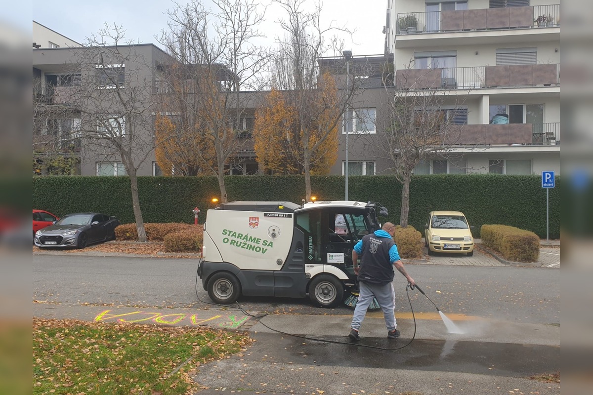 FOTO: Kriedový nápis na chodníku v Ružinove vyvolal susedský spor, foto 5