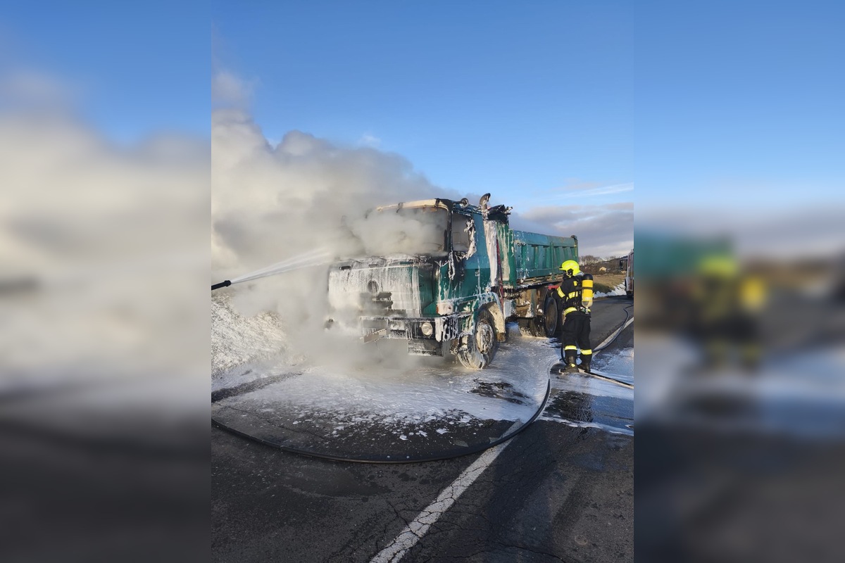 FOTO: V popradskej mestskej časti horelo nákladné auto, foto 1