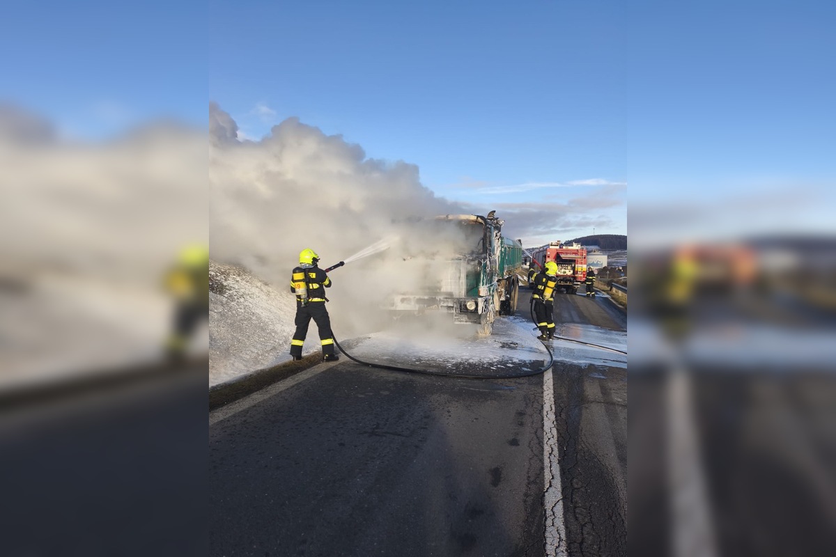 FOTO: V popradskej mestskej časti horelo nákladné auto, foto 2