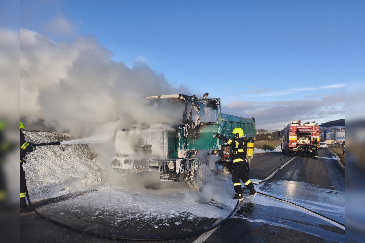 FOTO: V popradskej mestskej časti horelo nákladné auto, foto 3