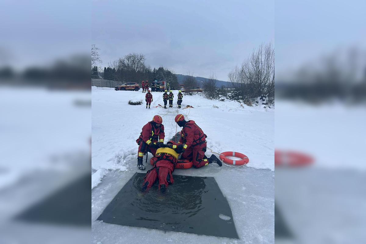 FOTO: Dráma na ľade, hasiči simulovali záchranu na Domaši, foto 1