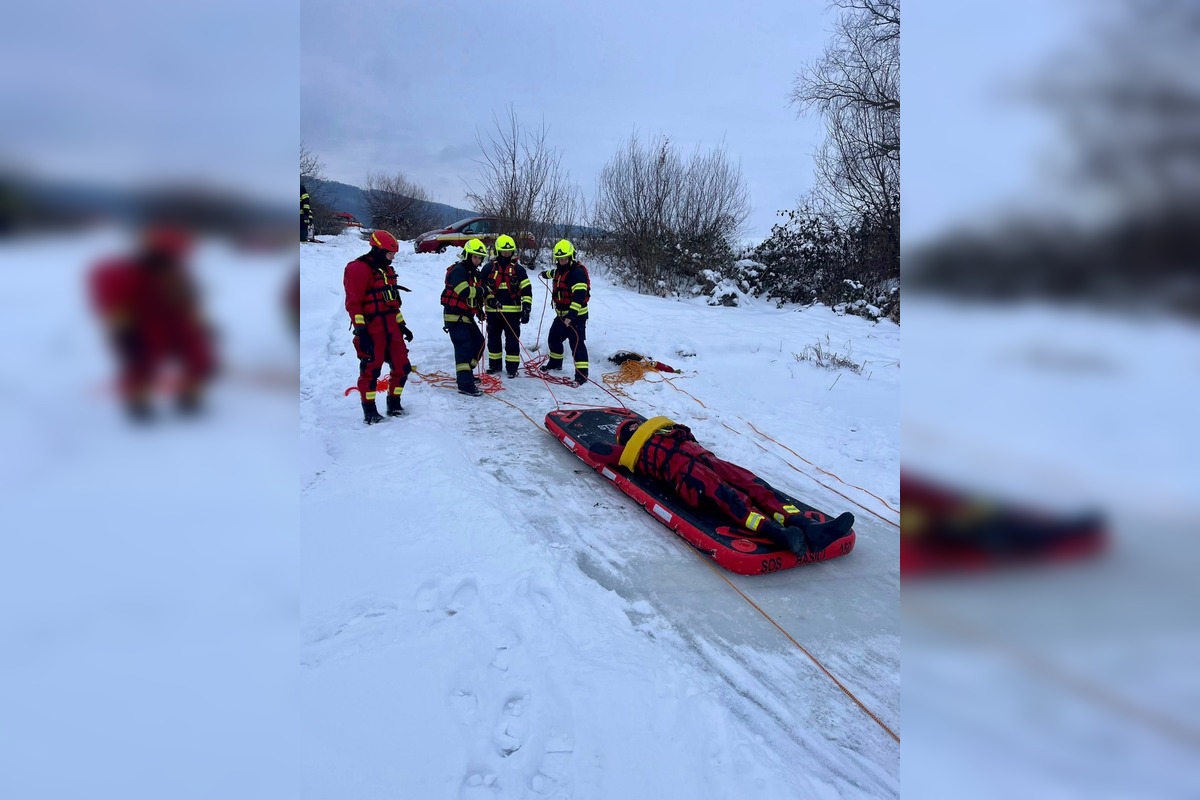 FOTO: Dráma na ľade, hasiči simulovali záchranu na Domaši, foto 3