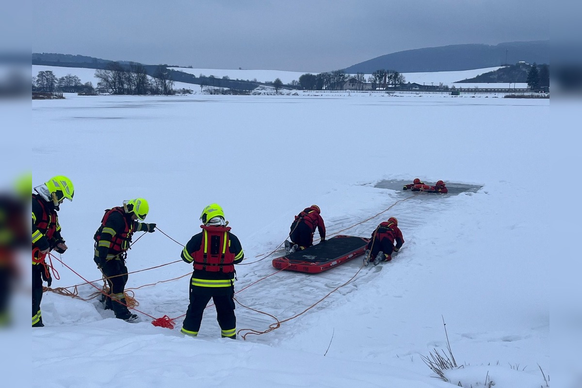 FOTO: Dráma na ľade, hasiči simulovali záchranu na Domaši, foto 6