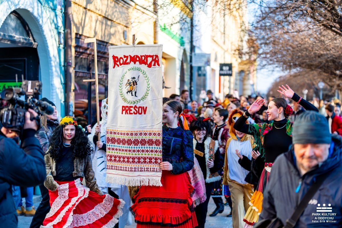 FOTO: Fašiangy v Prešove 2026. Sprievod, folklór a pochovávanie basy, foto 1