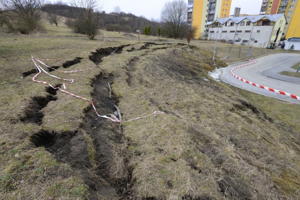 FOTO: Na sídlisku v Prešove sa zosúva svah, foto 1