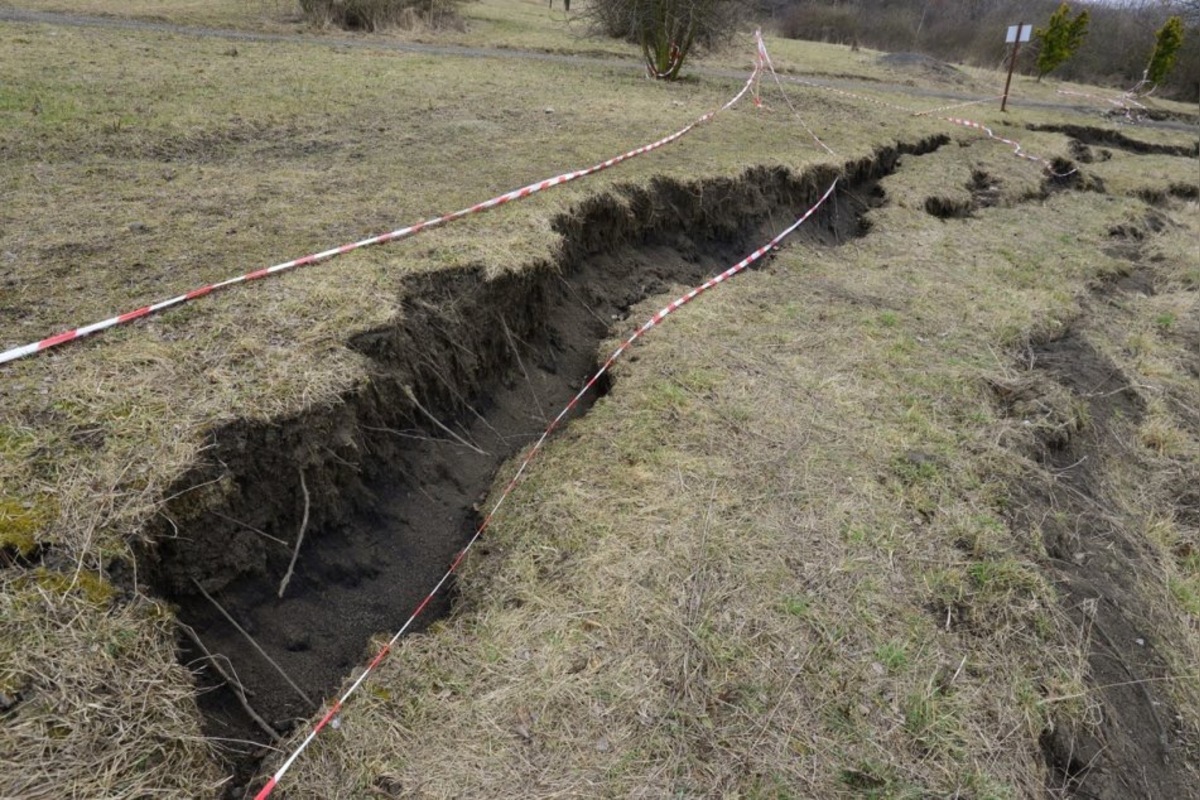 FOTO: Na sídlisku v Prešove sa zosúva svah, foto 2