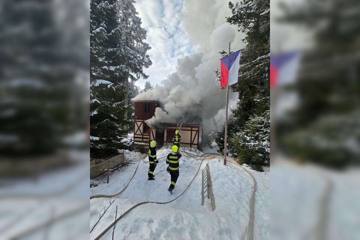 FOTO: V Tatranskej Štrbe došlo k požiaru chaty, foto 1
