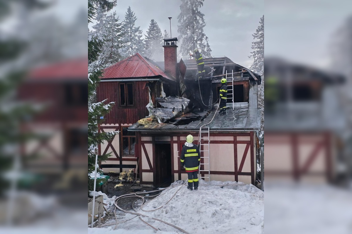 FOTO: V Tatranskej Štrbe došlo k požiaru chaty, foto 3