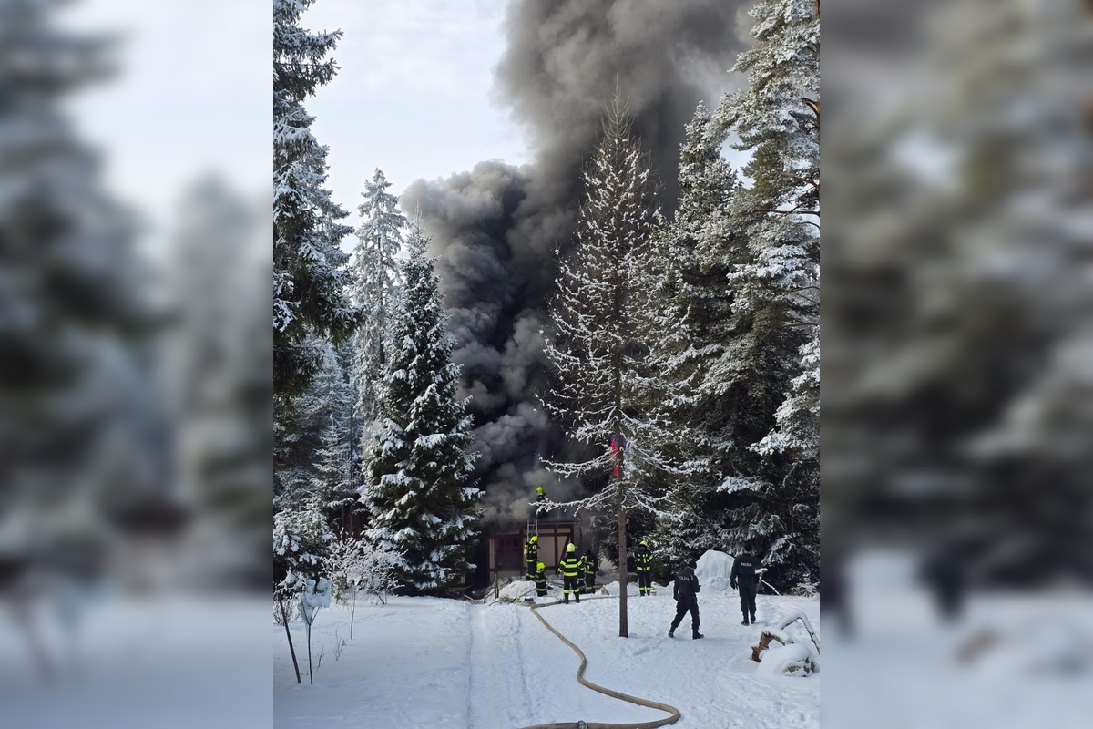 FOTO: V Tatranskej Štrbe došlo k požiaru chaty, foto 4