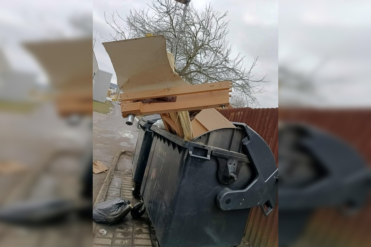 FOTO: Technické služby opäť riešia nezodpovedného obyvateľa, toto nechal v kontajneroch, foto 1