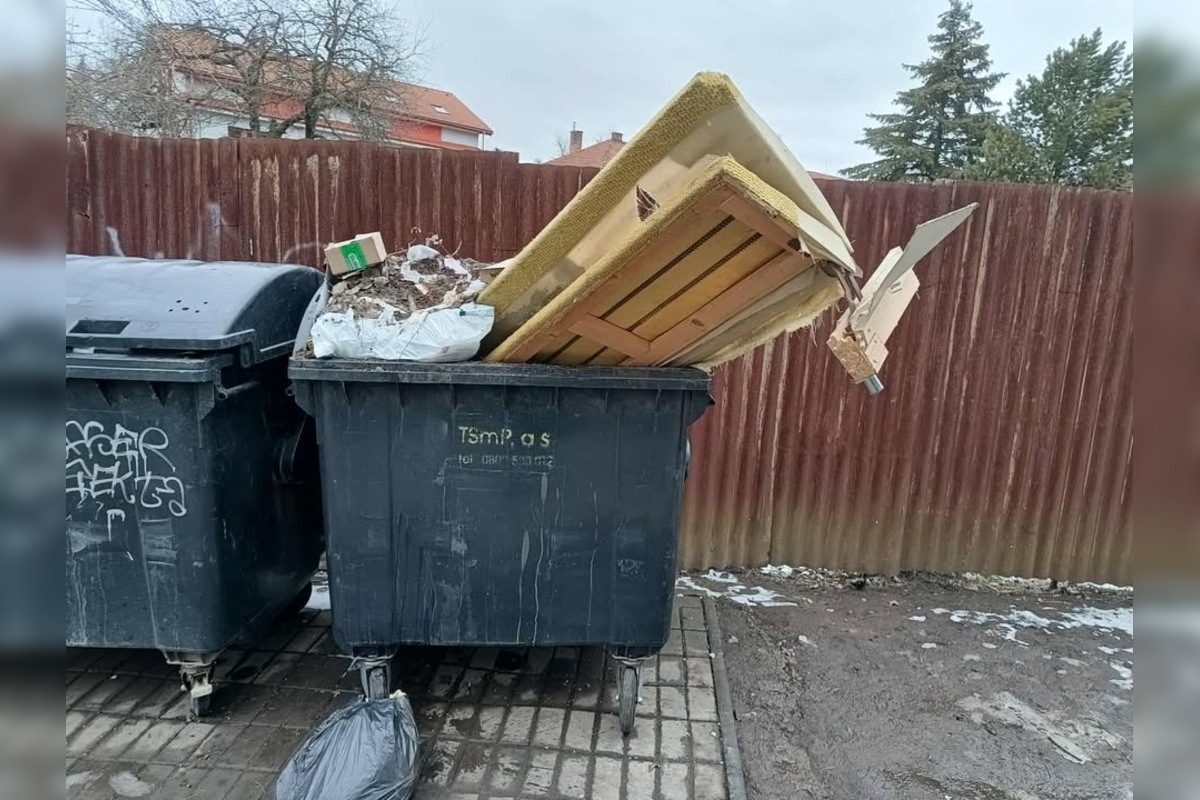 FOTO: Technické služby opäť riešia nezodpovedného obyvateľa, toto nechal v kontajneroch, foto 2