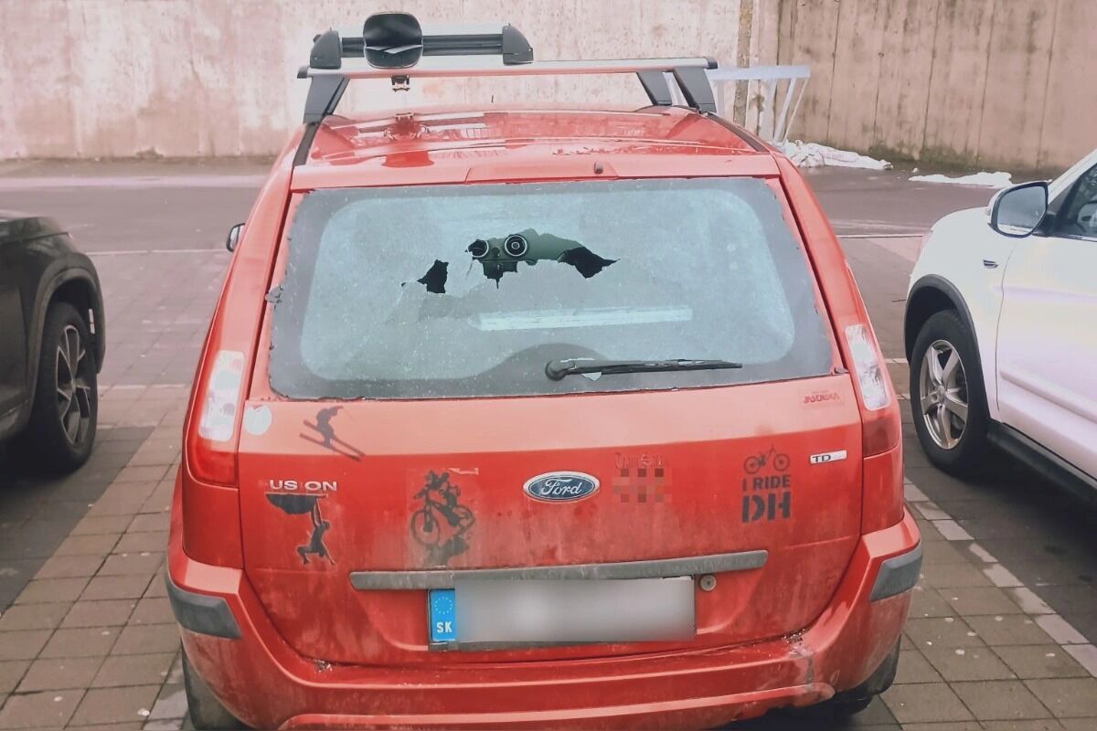 FOTO: Majitelia áut si nachádzajú rozbité okná na autách, foto 1