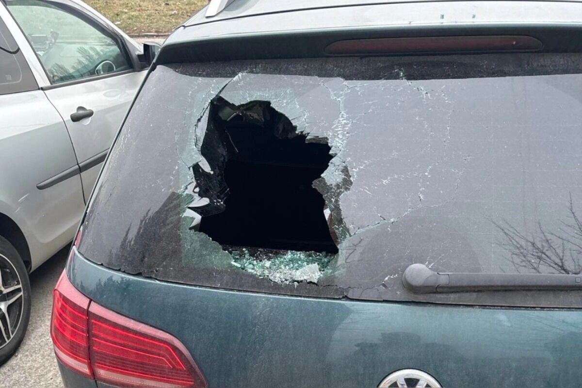 FOTO: Majitelia áut si nachádzajú rozbité okná na autách, foto 2
