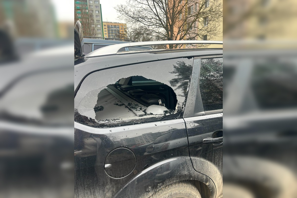 FOTO: Majitelia áut si nachádzajú rozbité okná na autách, foto 3