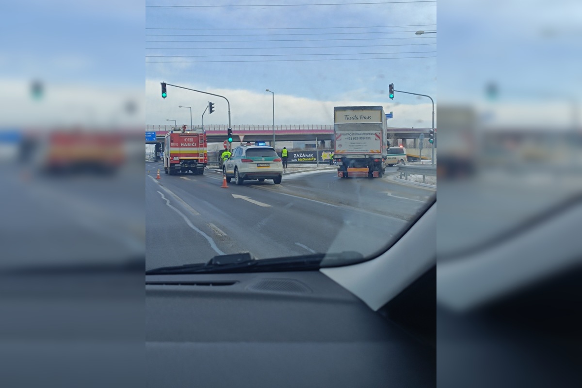 FOTO: V Poprade pri výjazde na diaľnicu došlo k dopravnej nehode, foto 1