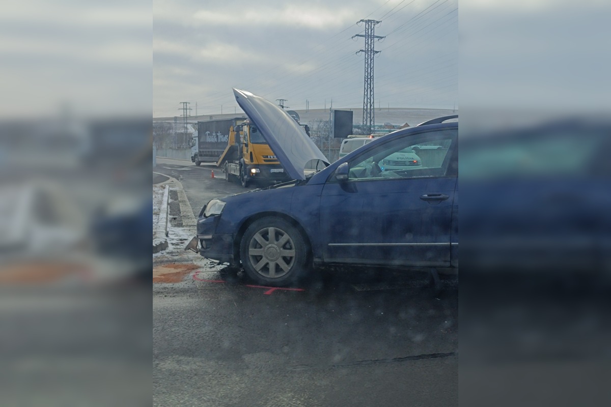 FOTO: V Poprade pri výjazde na diaľnicu došlo k dopravnej nehode, foto 2