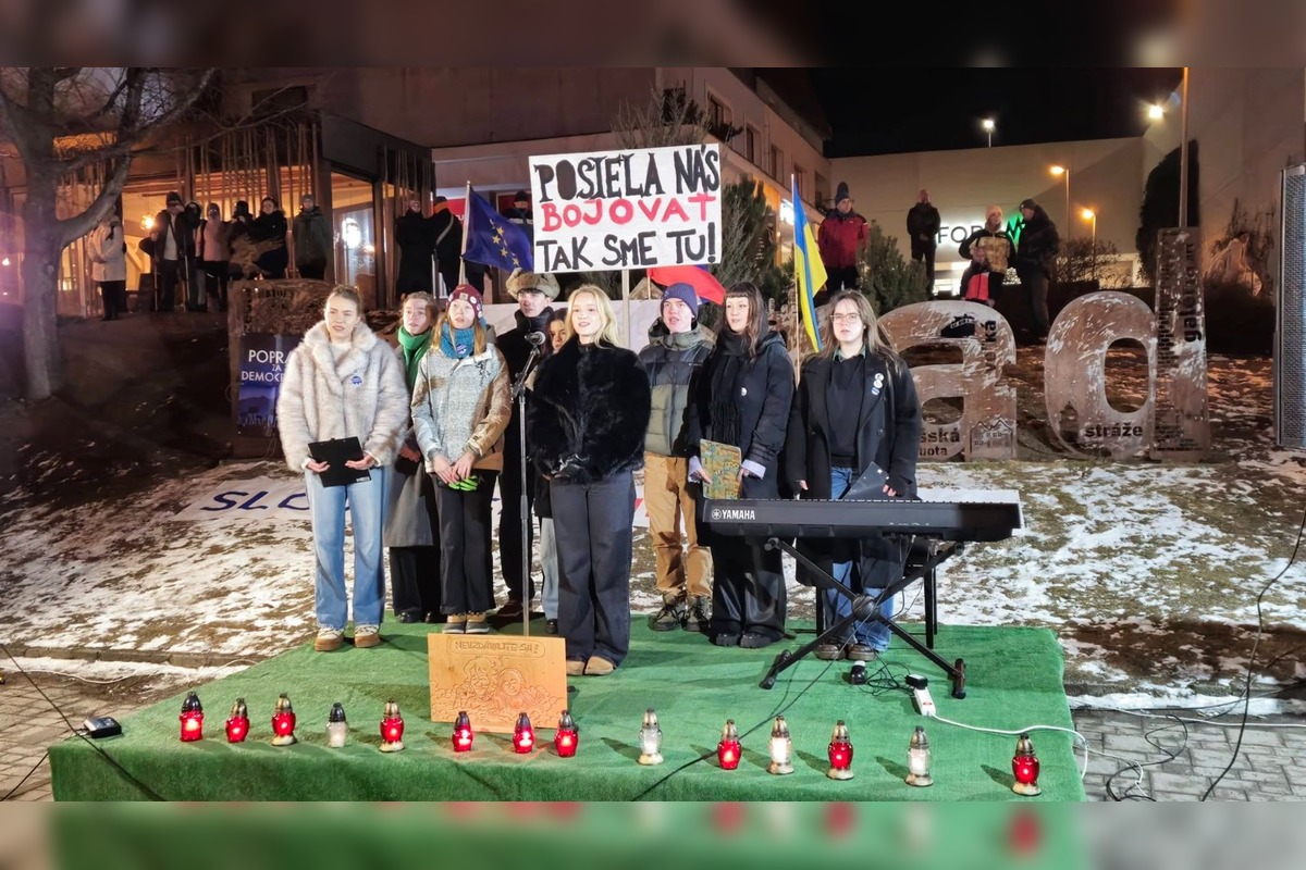 FOTO: Obyvatelia Prešovského kraja sa zišli na námestiach, pripomenuli si spomienku na Jána a Martinu, foto 1