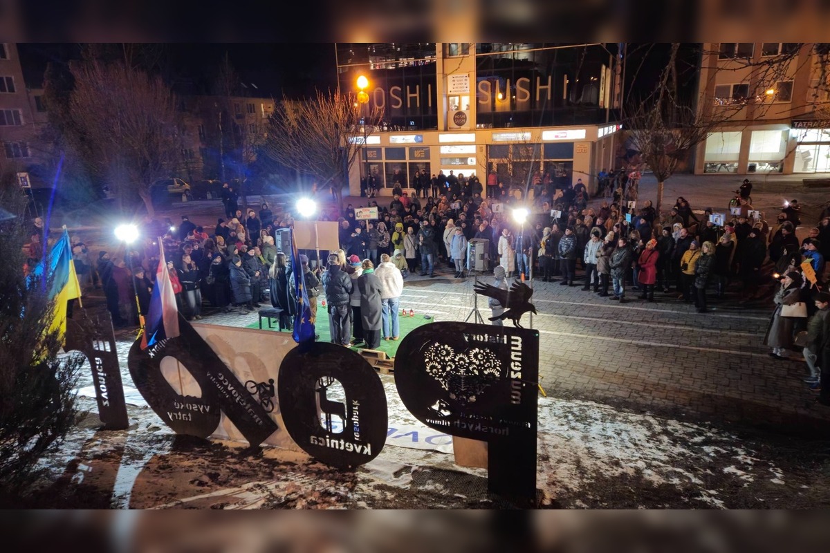 FOTO: Obyvatelia Prešovského kraja sa zišli na námestiach, pripomenuli si spomienku na Jána a Martinu, foto 2