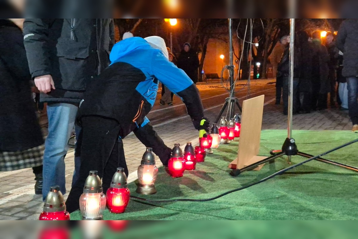 FOTO: Obyvatelia Prešovského kraja sa zišli na námestiach, pripomenuli si spomienku na Jána a Martinu, foto 4