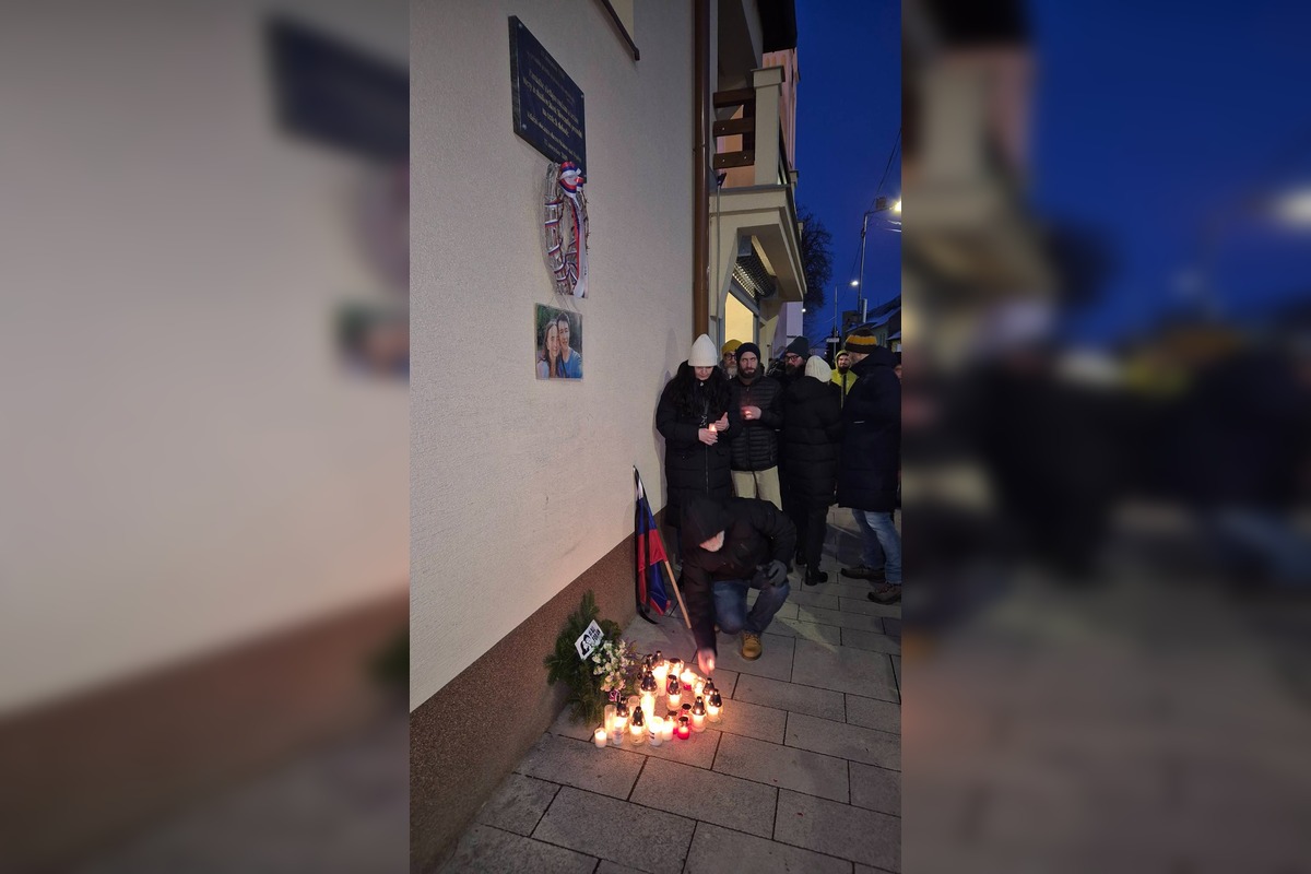 FOTO: Obyvatelia Prešovského kraja sa zišli na námestiach, pripomenuli si spomienku na Jána a Martinu, foto 7