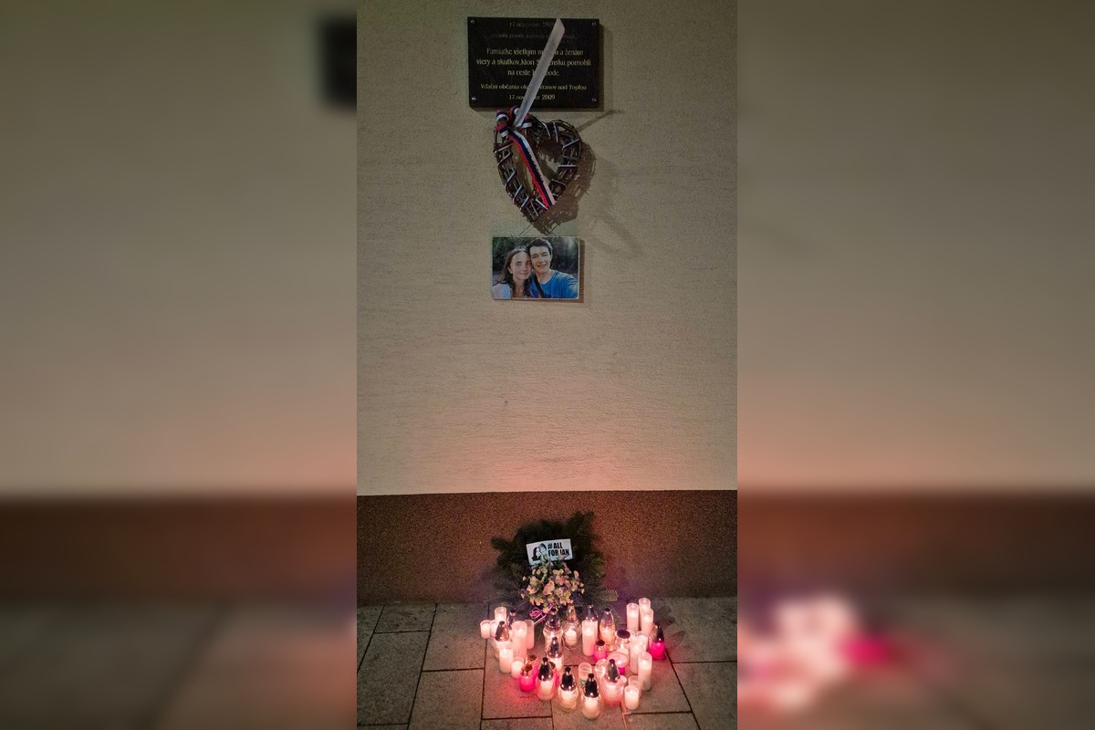 FOTO: Obyvatelia Prešovského kraja sa zišli na námestiach, pripomenuli si spomienku na Jána a Martinu, foto 8